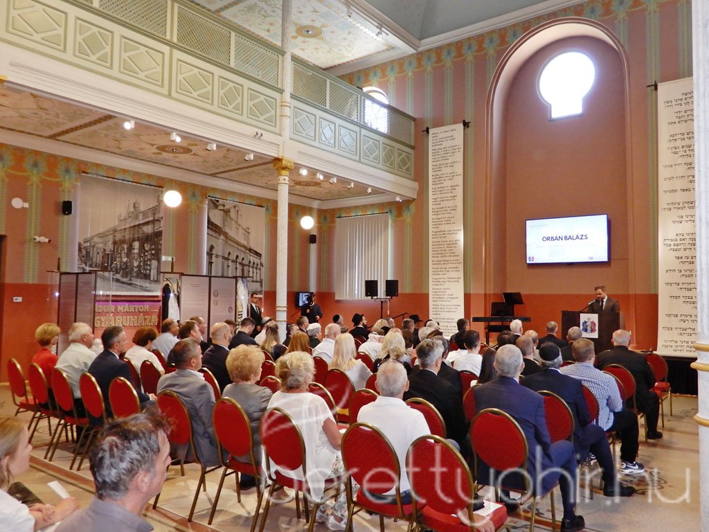 Átadták a felújított zsinagógát 40